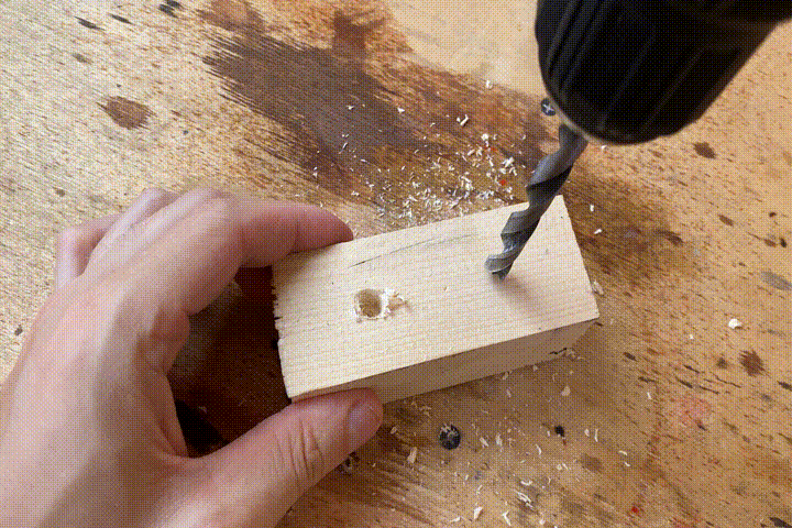 Аккуратно сверлю брусок.