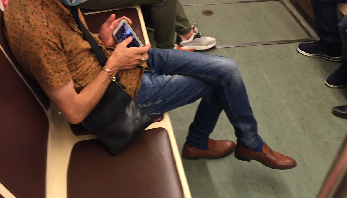 "Женская" поза сидения в метро