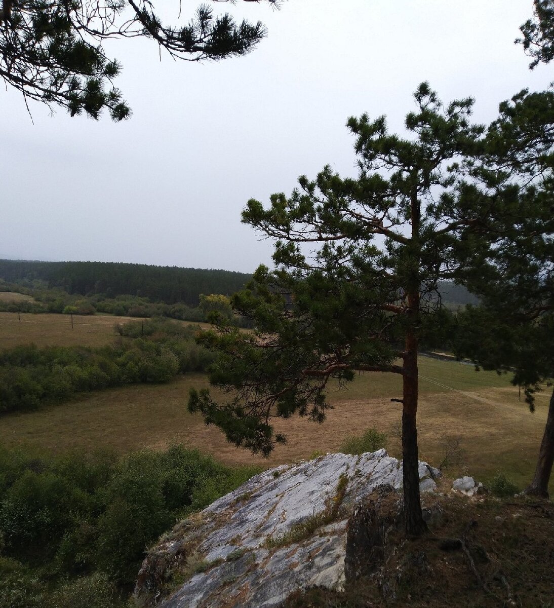 Вид со скалы. Фото сделано в ураган!