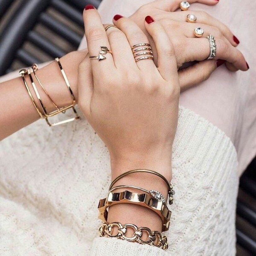 Красивое сочетание браслетов на руке