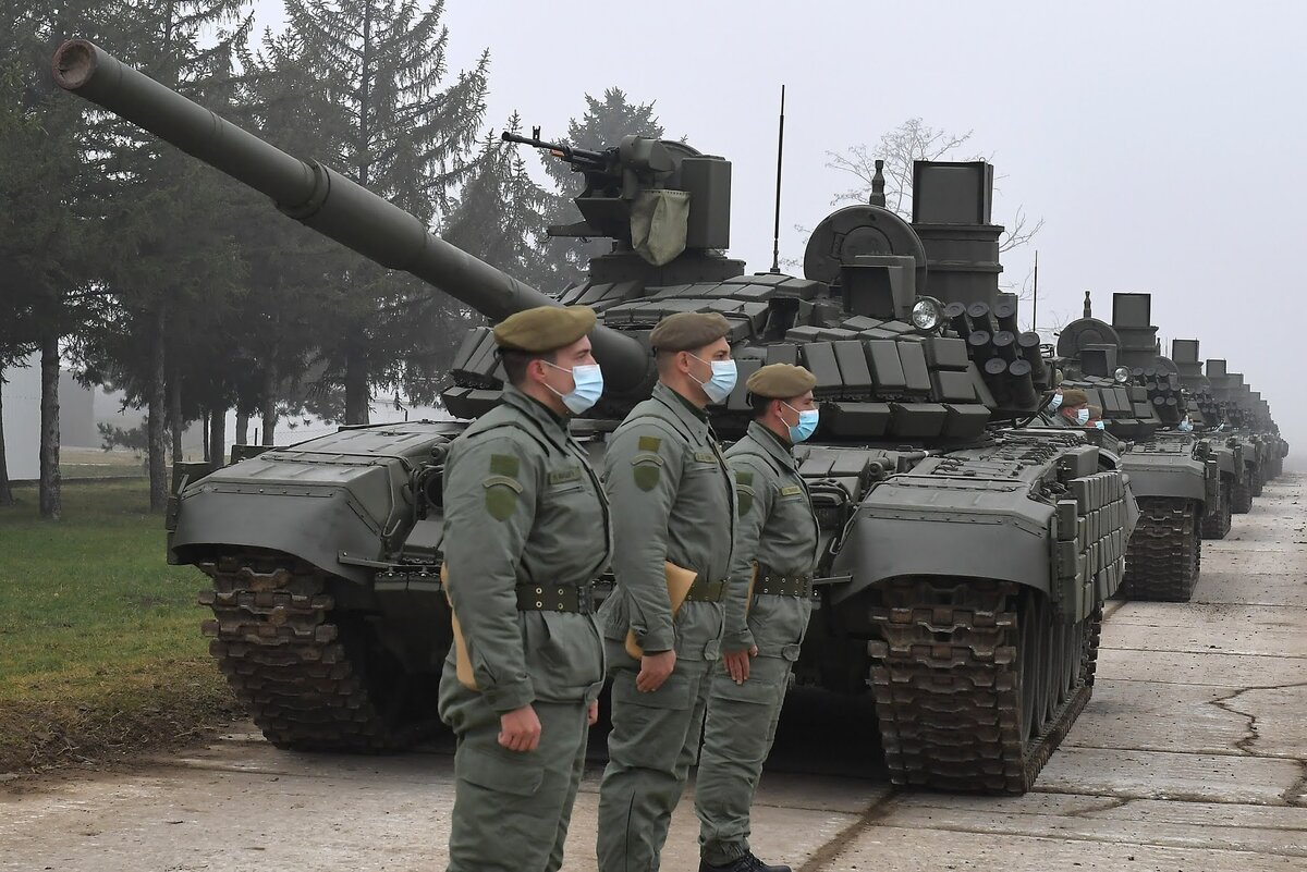 Сербские танкисты получили в 2020 году обновленные Т-72МС из России. Теперь часть этих танков переброшена на границу с непризнанным Косово, где намечался очередной погром сербского анклава. Фото ТАНЮГ