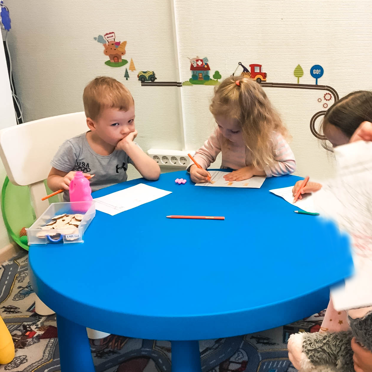 Для первоклашки совершенно неочевидно, зачем сейчас получать знания, которые пригодятся ему где-то там, "во взрослой жизни"