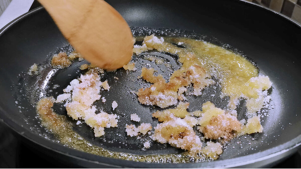 Ингредиенты для теста смешиваю ложкой, а сладкую начинку жарю в масле. Как я пеку румяные пирожки с яблоками (делюсь рецептом)