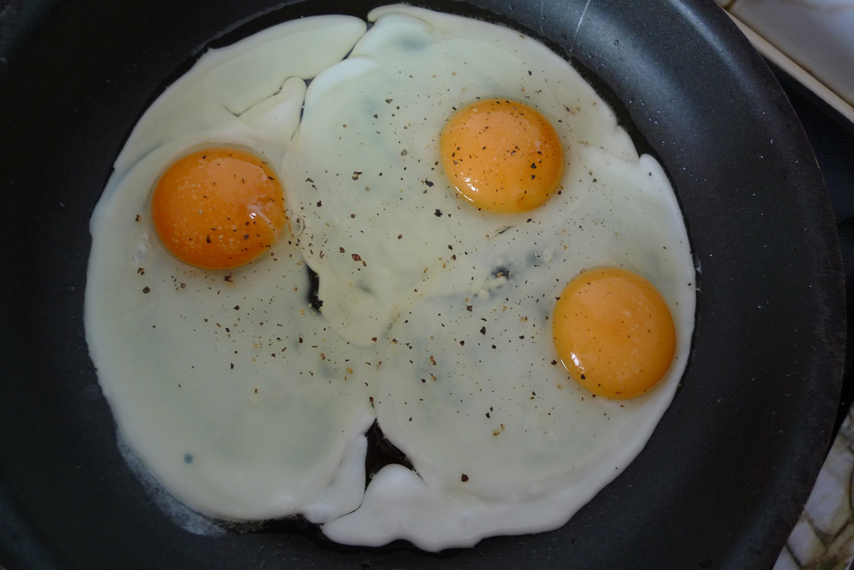 Яичница глазунья 3 яйца. Сковорода с яичницей. Яичница. Сковородка для яиц. Сковородка для яичницы.