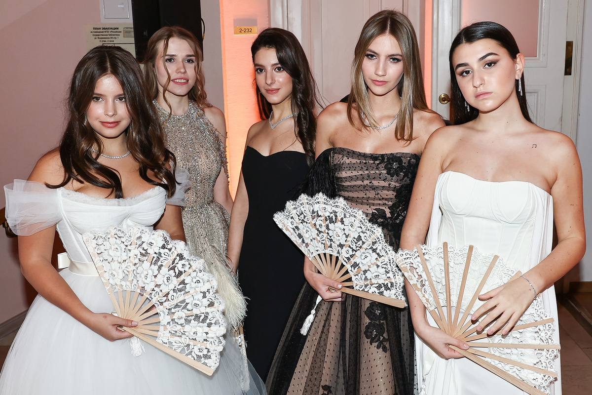 дочь предпринимателя Дана Манасир, дочь члена Московского союза художников Мария Лансере, дочь продюсера Нателлы Крапивиной София Крапивина, дочь  руководителя коллектива «Хор Турецкого» Эммануэль Турецкая ФОТО Михаил Терещенко/ТАСС