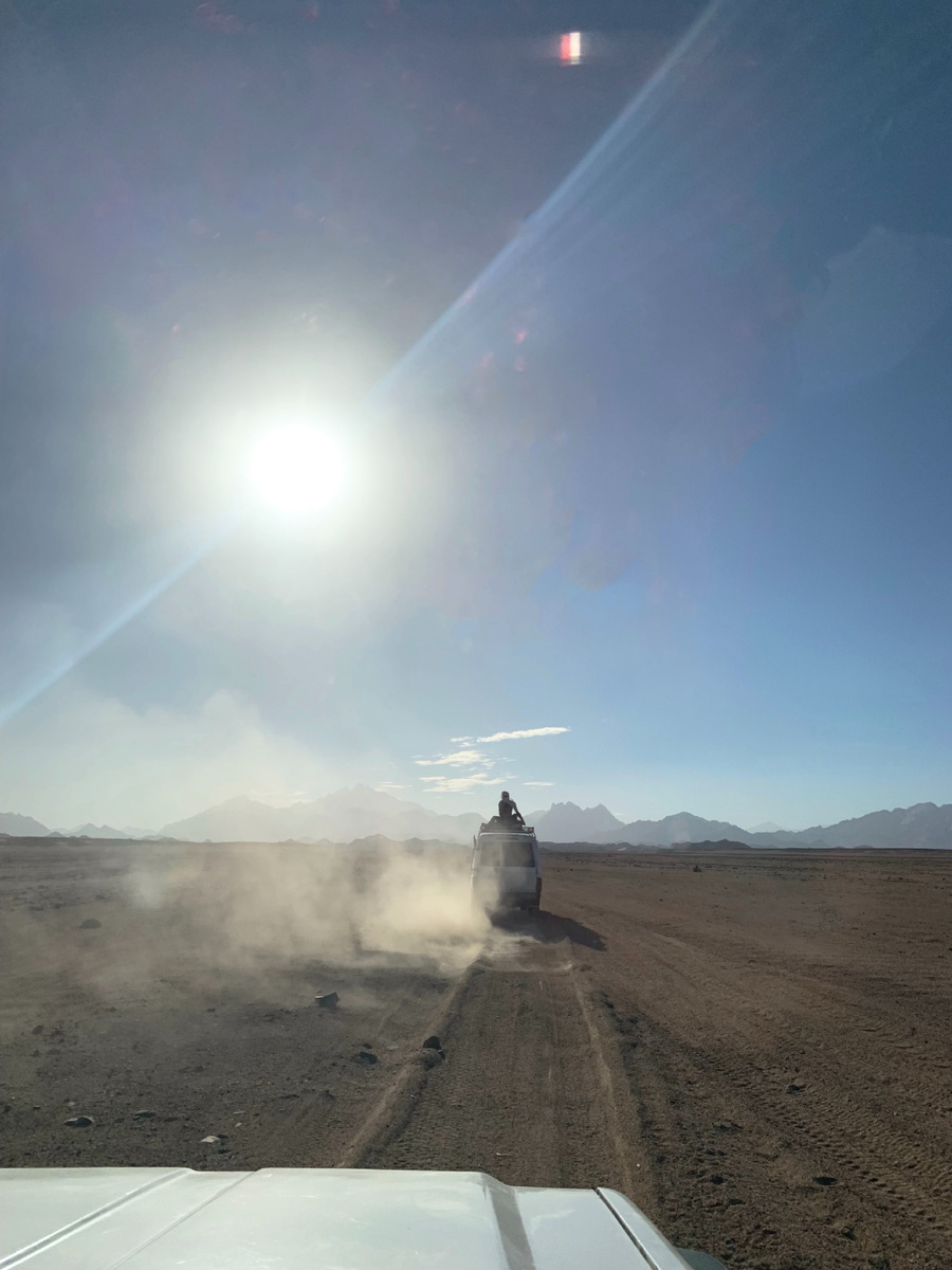 Кстати, абсолютно все время экскурсии нас сопровождал фотограф, которого вы можете увидеть на крыше автомобиля. Я держала кулачки, чтобы его не унесло ветром 😄