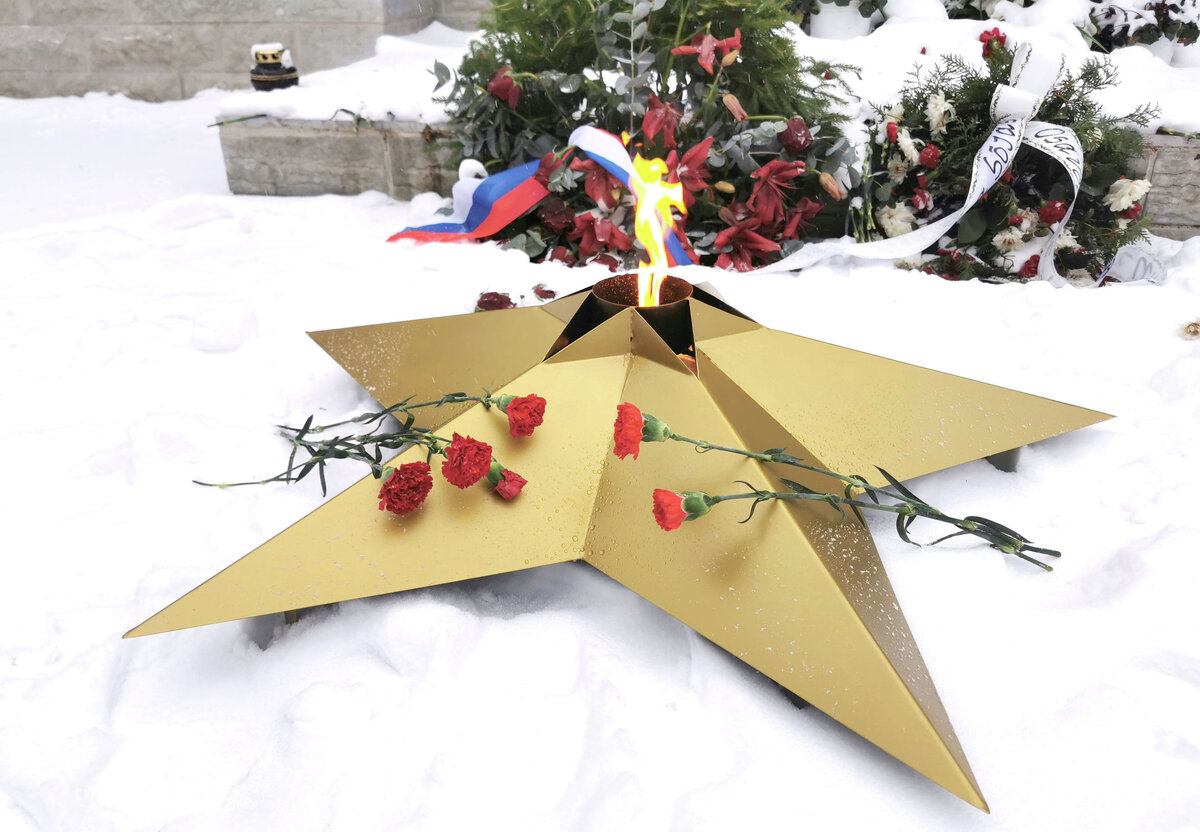 Звезда "Вечного огня" на Военном кладбище в Таллине