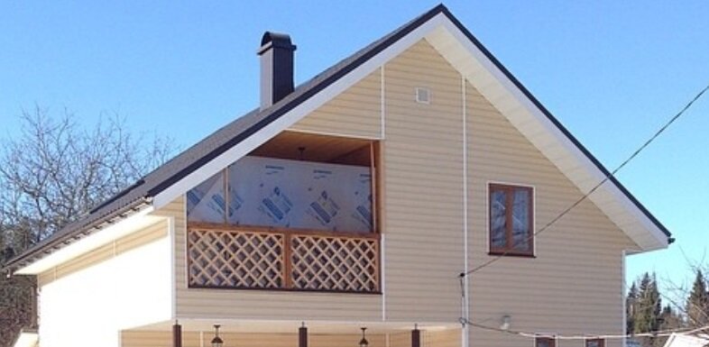 Вот так балкон выглядел до остекления. На зиму пытались закрывать его поликарбонатом, чтобы и снег не залетал и свет хоть как-то проходил, но и в том и в другом случае помогало мало.