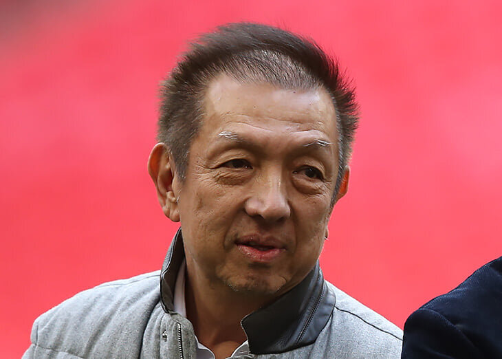 Итоги шести лет правления Лима неутешительны: «Валенсия» из третьей силы испанского футбола окончательно превратилась в крепкого середняка. Но такая сильная нелюбовь связана не только с общим игровым спадом – Питер наворотил много дел и внутри клуба. 
• «Валенсия» никак не может найти деньги на новый стадион: из-за кризиса строительство «Нуэво Месталья» снова откладывается. Лим в течение двух месяцев должен предоставить властям гарантии окончания строительства – иначе стадион и прилегающая территория перейдут во владение чиновников.

• Лим почти не тратится на новых игроков: за два года купили только нападающего Маркоса Андре из «Вальядолида» за 8,5 млн евро. Но и эффективно продавать «Валенсия» тоже не может: летом 2020-го талантливого Феррана Торреса отпустили в Манчестер всего за 30 миллионов, хотя зимой не согласились на почти 50-миллионое предложение от «Дортмунда».  Питера обвиняют в особенно близком сотрудничестве с агентом Жорже Мендешем: в 2014-м тот даже пробил место для тренера Нуну Эшпириту Санту. Сейчас в «Валенсии» лишь три клиента Мендеша: вингеры Гонсалу Гедеш и Элдер Кошта, а также защитник Тьерри Коррейя. В мае агент пытался выбить из Лима жирный контракт для Жозе Моуринью, но Питер решил не вкладываться настолько сильно – и пригласил тренера «Хетафе» Пепе Бордаласа. 
• «Валенсия» все больше теряет связь с болельщиками: дочь президента просит фанатов заткнуться и не мешать, а легенды вроде Мендьеты и Канисареса критикуют руководство настолько открыто, что нет сомнений – в «Валенсии» союзников Лима просто не осталось.