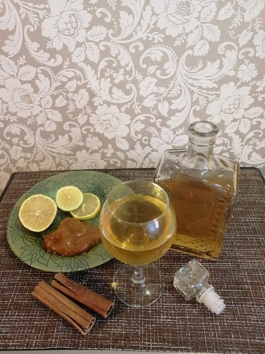Медовая настойка рецепт. Медовая настойка рецепт. Медовуха перцовая. Медовый экстракт. Перцовка с медом.