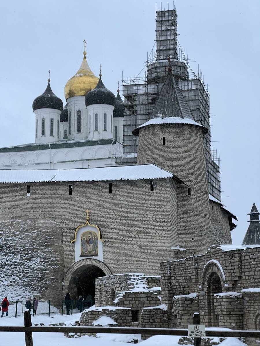 Вход в Псковский кремль
