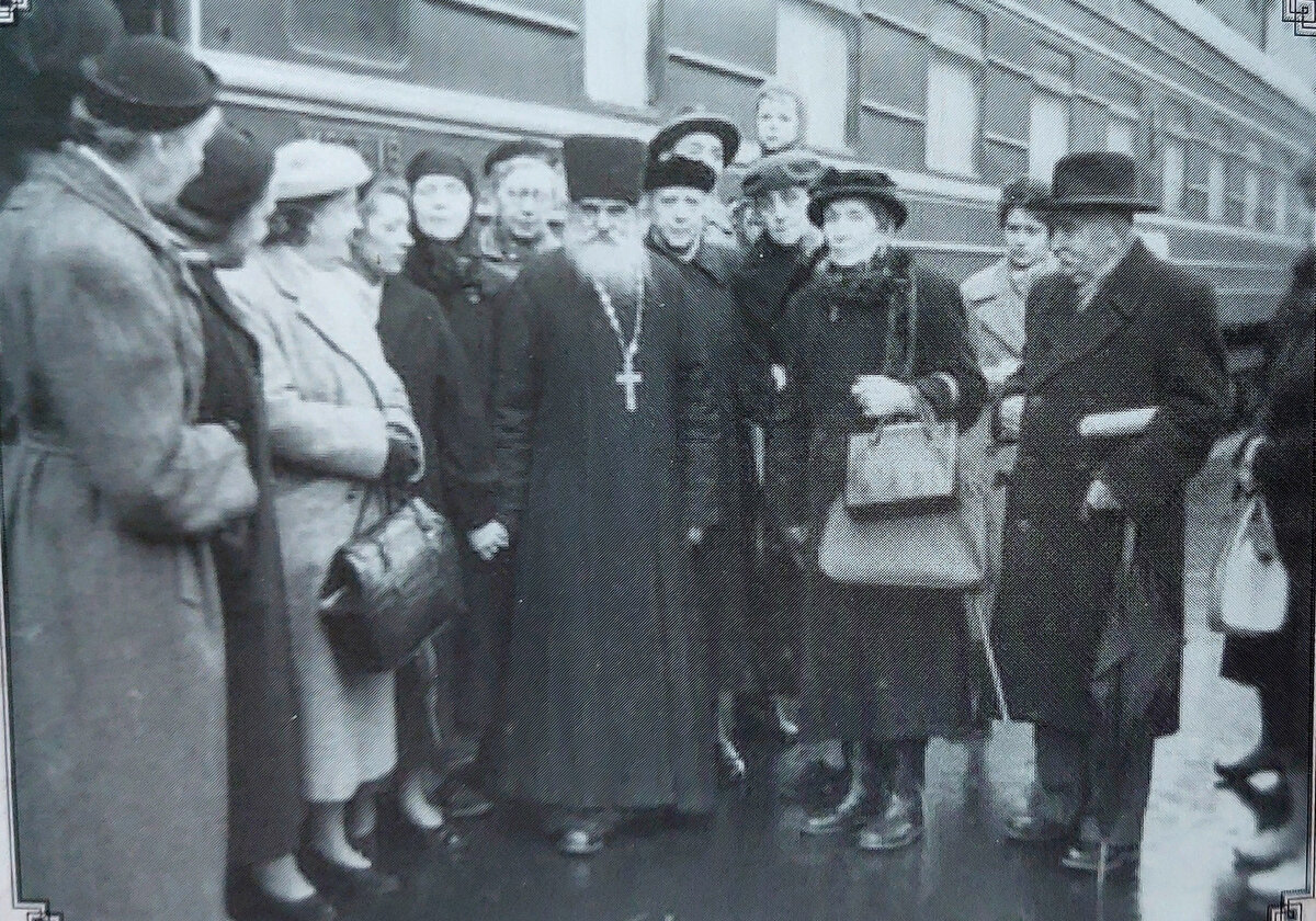 Схиигумен Лука (Земсков) с духовными чадами перед отъездом в Псков. Фото и все факты в статье из книги священника Сергия Третьякова "Валаамские светильники духа XX век". Не первый раз рассказываю вам о валаамских старцах.  Рекомендую к прочтению от всего сердца