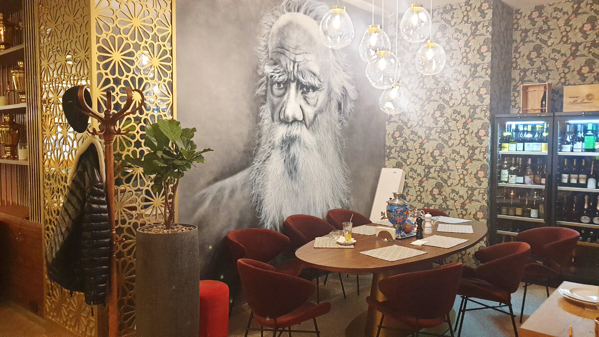 Гостей встречает сам граф Лев Николаевич Толстой