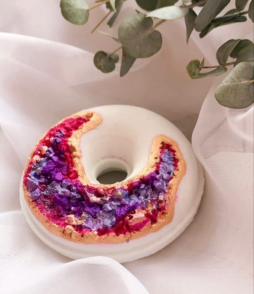 Фото бомбочки с дневным светом, сделанное прямо на подоконнике. В качестве декора - ветка эвкалипта. Фон: шифон.