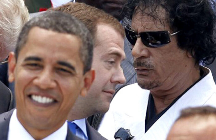 Смотреть на картинке: многократный военный преступник Обама, бывший российский Президе́нт  Медве́дев и глава правительства Великая Социалистическая Народная Ливийская Арабская Джамахири́я Муамма́р аль-Кадда́фи.