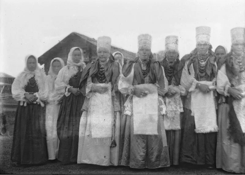 Девушки-«повязочницы» и «кокушницы» на празднике «метище». Село Карпогоры Пинежского уезда Архангельской губернии. Автор фото В.Шульц
