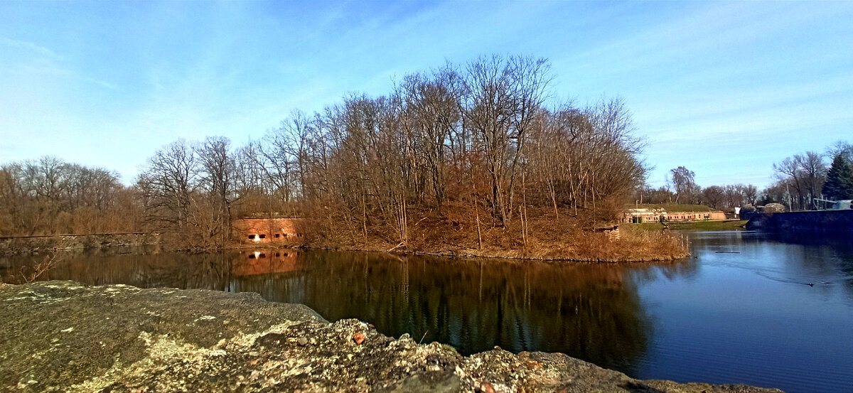 Водный ров имеет ширину 20-25 метров и глубину 4,5 метра. Он служил не только препядствием для противника, но и дренажной системой для нижнего яруса форта. 