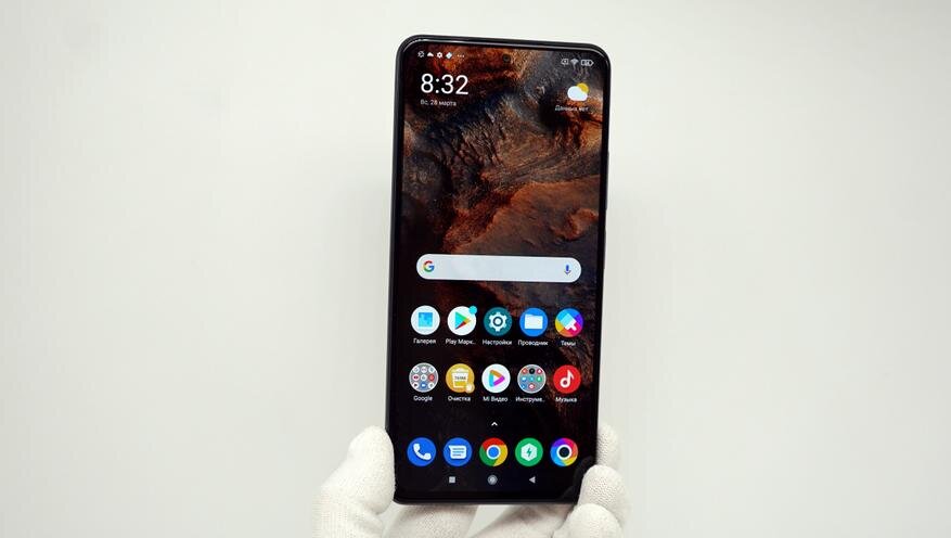 Poco F3 с лицевой стороны