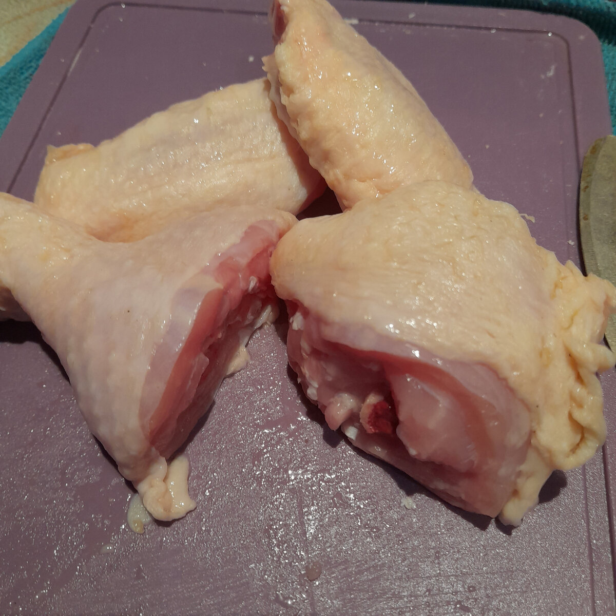 Ножка разрубленная на две части.