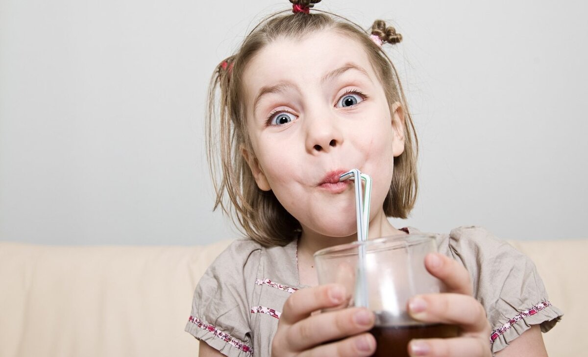 Дочь пьет что делать. Дети пьют газировку. Дети пьющие газировку. Дети пьют сладкие напитки. Сок через трубочку.