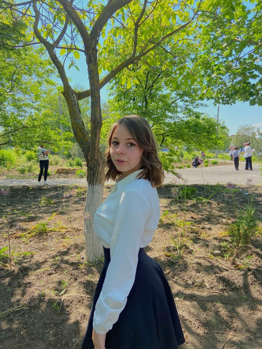 Добрый вечер всем читающим! Знакомство с членами команды продолжается, и сейчас вы познакомитесь с Галиной Алёной, представляющей номинацию "Вечерний киносеанс". Алëна невероятно талантливый человек! Она активно изучает химию и биологию, участвует и побеждает в олимпиадах по этим предметам, планирует связать свою дальнейшую жизнь с медициной. И в то же время участница занимается видеосъемкой и монтажом, собственно, по этой причине она и выбрала свою номинацию. Также, помимо монтажа, Алёна проводит своё свободное время за чтением книг. Мы благодарим Алëну за проделанную ею работу в рамках олимпиады, и скоро познакомим вас со следующим членом команды!