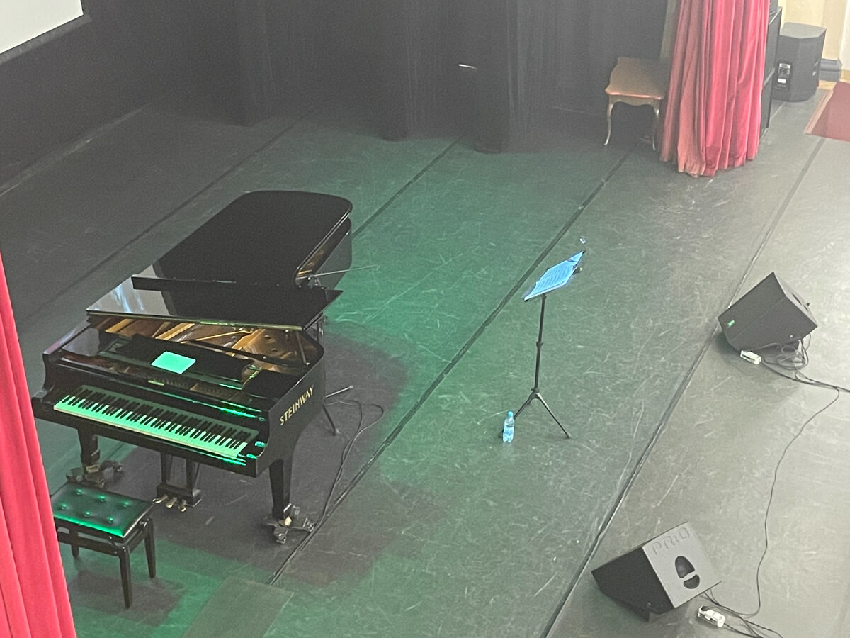 Перед концертом JazzLight band. Рояль и саксофон. Полная подзвучка.