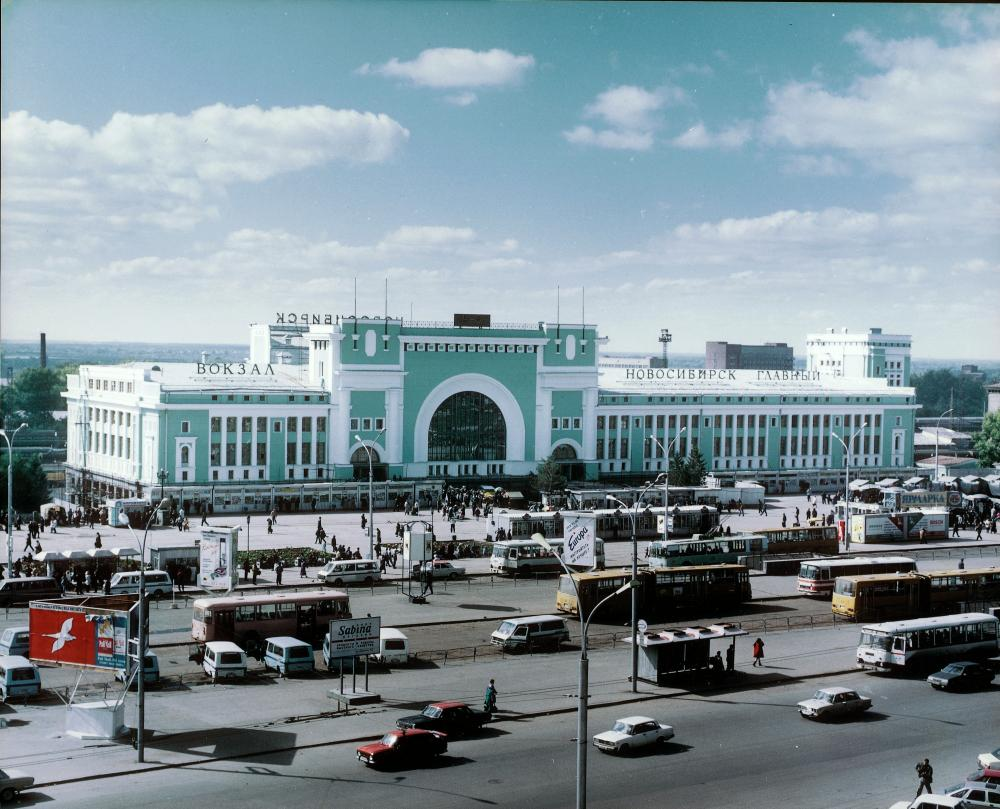 Перекрёсток проспекта Димитрова и Вокзальной магистрали, примерно 1997–2000 годы