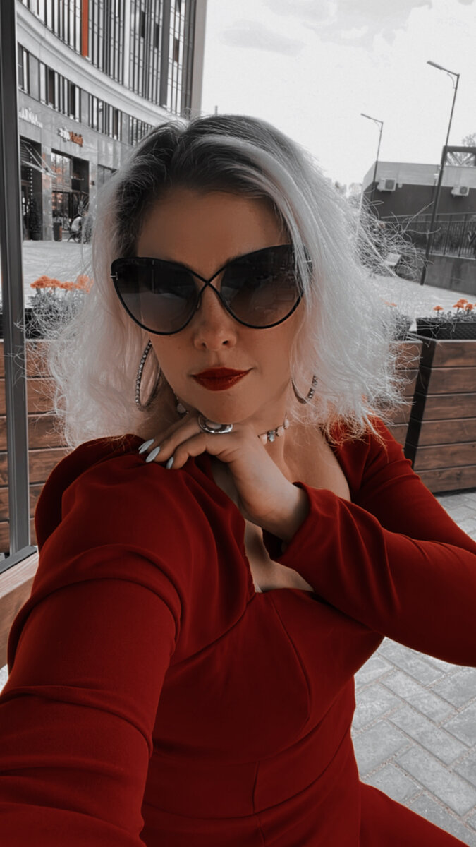 Книги про деньги, или с чего начать:

Тап-❤️-Тап

✅ Роберт Кийосаки. Богатый папа, Бедный папа.

Наверное, самая известная и популярная книга про финансовое мышление в мире. Мне она откровенно нравится меньше всего. Т к финансовые советы в ней крайне сомнительны. 
Но читать ( я слушала аудио) ее все же стоит, т к она хорошо раскачивает финансовое мышление и помогает начать видеть возможности!

✅ Бодо Шефер. Путь к финансовой свободе.

Его книги я люблю всем сердцем. Он самым понятным языком и примерами обьясняет сами основы инвестирования и заражает страстью к осознанному инвестированию. У Бодо Шефер ещё есть несколько книг и все они очень хороши и легко читаются( воспринимаются на слух) и крайне полезны. Но начинать идеально с этой!

✅ Джон Клейсон. Самый богатый человек в Вавилоне.

Написано в духе исторического романа, но очень интересно. Много полезного про кредитование и накопление. А так же об инвестировании тогда, когда у вас ничего нет или даже есть долги.

✅ Уоррен Баффетт. Эссе об инвестициях.

Моя самая любимая книга про инвестиции и до сих пор настольная. Прочитала я ее впервые в 14 лет, это был подарок папы на день рождения.
С тех пор перечитывала много раз и каждый раз находила в ней кучу новых мыслей и идей, как стать богаче.

Очень рекомендую, читается легко, будите много смеяться! У Баффета очень образные примеры.

✅Нассим Талеб. Чёрный лебедь.

Интересно читается, и без неё нам тут конечно не обойтись.
Книга поможет лучше оценивать риски, а следовательно больше зарабатывать.

#инвестиции #деньги #книги #библиотекаСбербанка #invest 
