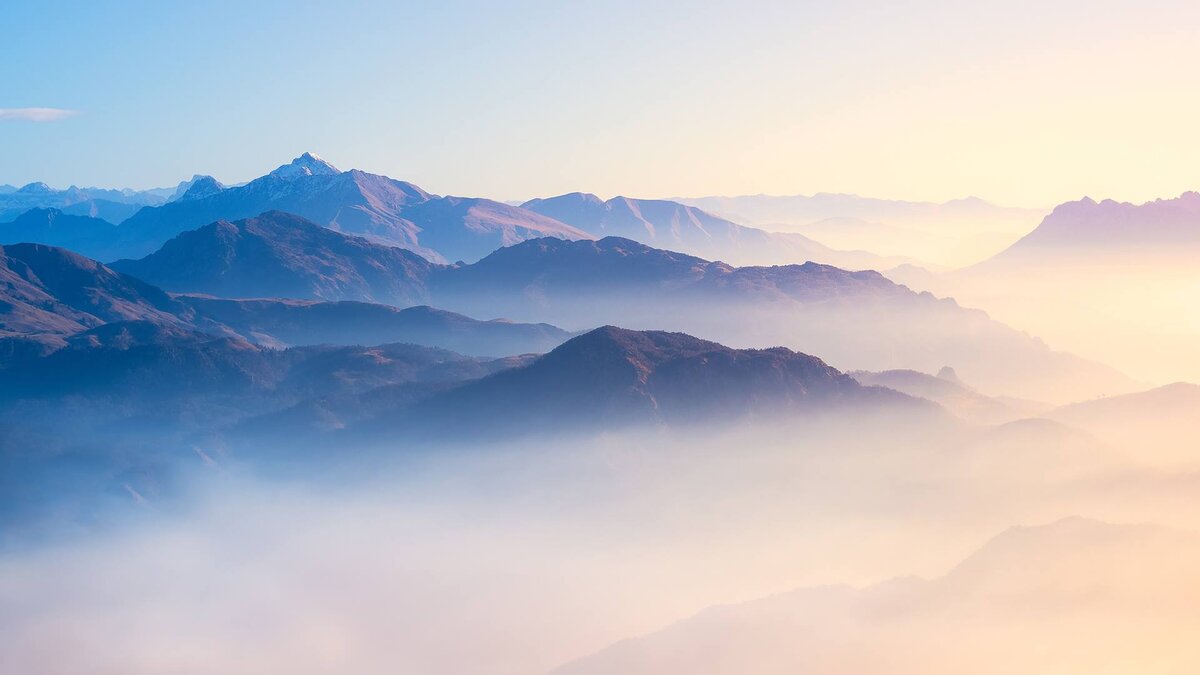 1. Мотоцикл несся по наезженной грунтовой дороге, а за ним словно парашют неслось облако пыли. Я закрывала глаза от восторга и оттого, что просто мои веки не могли выдержать напора встречного воздуха. Тогда я думала о смерти. Это было подобно падению в вечность, когда отдаёшь свою жизнь проведению и всё-таки, надеешься выжить. Но за моей спиной находился парнишка с весело разбросанными веснушками, и ему надо было жить. Тогда я через силу открывала глаза и крепче держала руль, чтобы мотоцикл не попал в параллельную колею.
- Ты завтра сможешь поучить меня вождению? – спросила я Сашу, когда мы остановились за несколько метров от моего дома. Родители были не в курсе моих гонок. Если честно, я уже ничему не училась, я с маху запомнила как выжимается сцепление, переключаются скорости и выжимается газ, мне просто нужен был его мотоцикл, и нагло используя своё рано проснувшееся девичье обаяние, я без зазрения совести использовала знакомых ребят, чтобы покататься на их мотоциклах. Мне было тогда 13 лет и естественно, что никто бы мне такую игрушку не купил.
Саша был застенчивый, он старался не глядеть мне в глаза, хотя выглядел вполне симпатичным, и поговаривали, что в него уже не раз влюблялись девочки из нашего городка. Мне тоже он нравился, но больше, как друг. Может быть, потому, что меня уже посватали за другого соседского парня, подарив моему отцу козу, а может быть, потому, что я не планировала оставаться в этих краях после окончания школы.
Меня манили дали свободы, высшее образование и желание найти свой сугубо секретный путь выхода из этой серой обыденности. Тогда я ещё ничего особо не знала ни о религии, ни о йоге или об эзотерике. Только иногда в горах, когда ходила искать эту козу, встречая небольшие пещеры, садилась в них, скрестив ноги, и смотрела на расстилающийся под моими ногами мир.
Там, высоко, почти у самой вершины, этот мир становился гораздо больше, он был настолько огромным, что горными грядами растекался в еле видные голубые волны, похожие на застывшее голубое море. И моя душа как будто распахивалась и начинала дышать.
- Я тебя давно знаю, - сказал тихо Саша.
- Как давно? Мы же недавно на эту улицу переехали, - спросила я.
- Я тебя знаю давно, ещё с тех времён, когда твоя семья жила в бараках и ты часто уходила танцевать на поляну, которая расстилалась прямо за ними рядом с горой.
Да, он жил в этих бараках, где мы временно снимали комнату, пока отцу, как ценному специалисту, не дали квартиру от Горно-Обогатительного Комбината. Но я Сашу не помнила и никогда ранее не видела.
Действительно, я очень любила танцевать и часто танцевала именно на поляне возле скал. Тогда это меня сильно успокаивало и, наверное, помогало выжить. Только что, переехав в этот городок, меня отдали в школу, где к программе относились гораздо серьёзнее, чем в том рабочем посёлке, где мы жили раньше, и я стала заметно отставать. Отец любил мной хвалиться, но не ожидал, что я, будучи круглой отличницей там, здесь стала приносить даже тройки. За каждую тройку меня ожидала жестокая расправа. В то время я переживала очень много боли и мне были неприятны Сашины воспоминания. Однако, в то же время, я была растрогана его признанием: он наблюдал за мной, он помнил меня, он любил меня…
Уже было почти темно, и я видела, что он смотрит мне в лицо, но сделала вид, что его слова для меня ничего не значили. Слегка прикоснувшись к моей руке, он взял у меня руль, а я перемахнула ногу через сидение и отдала ему его железного друга. Он не поднимая больше глаз, завёл мотоцикл и исчез в темноте.
На следующий день моя двоюродная сестра сообщила. Что Сашин друг Юра, с которым она дружила, сказал ей по секрету, что Саше в меня влюблён. Я ответила, что знаю…
Но Саша исчез. Он не приезжал на нашу улицу почти две недели. Я понимала, что моя реакция оттолкнула его и не могла разобраться в своих чувствах. Конечно, мне было приятно, но никакой страсти во мне к нему не было.
2.
Наступили каникулы, и к нам в дом из ближайшего города приехала в гости давняя подруга. Когда мы впервые вместе с ней появились на бревнышках, где каждый вечер собиралась местная молодежь, то, как ни странно именно в этот вечер приехали на мотоциклах Саша с Юрой. Я обрадовалась. Мне давно их не хватало. Ребята были намного интереснее, чем девчата, потому что с ребятами можно было ездить высоко в горы. И они тут же пригласили нас покататься к заброшенным штольням.
Надя, так звали мою подругу, не могла отвести взгляд от Саши. Она сразу же направилась к его мотоциклу и села сзади, обхватив руками. Я себе такое не позволяла, но для городских девочек – это было вполне нормально. Саша тоже заметно повеселел. Казалось, что он специально стал оказывать ей внимание, иногда посматривая на меня. Мне было немного обидно, но я не подала виду, также весело переговаривалась с Юрой. Поездка была очень интересной, нам показали настолько глубокие шахты, без всякой ограды, что если бы даже кто-то провалился в них, вряд ли его нашли. Ещё долго я вспоминала их ужасающую глубину, которая могла скрыть от мира многие тайны. Где-то глубоко внизу в еле различимой темноте, виднелась ржавая вагонетка и трупный запах достигал поверхности, нещадно мешаясь с горным чабрецом.
После поездки Надя задержалась и ещё долго болтала на крыльце с Сашей, а когда зашла в дом, то взахлёб стала рассказывать, как она по уши в него влюбилась. Я подумала, раз у меня нет страсти к Саше, то пусть он будет счастлив с моей подругой. Хотя почему-то было грустно.
Роман их был страстный, каждый вечер Саша приезжал к нашему крыльцу, вызывал Надю, и они подолгу катались на мотоцикле. Правда Надя не стремилась сесть за руль, а просто сидела позади. Через полмесяца, он её поцеловал, и она благополучно уехала в свой город, продолжив с ним бурную переписку, периодически докладывая мне о том, как им здорово вместе. Здорово, так здорово, подумала я и успокоилась окончательно.
3.
Как-то поздним вечером к нам в дом постучали. Отец мне не разрешал выходить поздно, поэтому, узнав, что приехал Саша, я быстро накинула куртку и вышла только до калитки, настороженно оглядываясь на окна.
- Посиди со мной, пожалуйста, - тихо сказал Саша, показав на брёвна.
- Что это вдруг я буду с тобой сидеть? - слегка наигранно сказала я. Где-то внутри я чувствовала, что ситуация тянет на какой-то серьёзный разговор, а мне не хотелось предавать подругу и сердить отца своим отсутствием.
- Меня забирают в Армию, - сказал он.
- Ну и что такого, - как-то нагло и безразлично произнесла я, ужаснувшись своим словам, - много кого забирают.
- Могу попасть в Афганистан.
Даже при этих словах, только одна мысль била мне в голову:” не расчувствуйся, не предавай подругу, ты же понимаешь, что всё равно он любит тебя и если ты сейчас скажешь что-то нежное, он будет думать только о тебе”.
- Ну, хорошо, прощай, - сказала холодно я, развернулась и пошла в дом.
Он ещё какое-то время сидел рядом с калиткой на брёвнах, потом не спеша завёл мотоцикл и уехал.
За окном пахло акацией, журчала река, и где-то глубоко во мне сильно щемило сердце. Я задыхалась от своих жестоких слов и от его боли.
3.
Прошло полтора года. Саша служил в Афганистане водителем на военной машине. А я с жадностью ловила ужасные новости о том, что происходит в этой далёкой жаркой стране.
Часто звонила Надя и зачитывала мне Сашины письма. Всё шло своим чередом, плохие новости из телевизора чередовались с хорошими, но как-то выйдя из школы, я увидела Сашиного младшего брата. Он грустно посмотрел мне в глаза и сказал:
- Саша просит тебя ему написать. тебе дать адрес?
- С чего это я буду ему писать, фыркнула я?
Он также грустно посмотрел на меня, молча сел на Сашин мотоцикл и уехал.
4.
К седьмому ноябрю у нас готовился школьный концерт. Для меня это было огромным событием. Я любила выступать и сегодня должна была состояться генеральная репетиция. Я стремительно мыла пол, чтобы успеть к вечеру добежать до клуба. Но тут в мысли о концерте почему-то вклинилась мысль о Саше. Я была ошарашена этой внезапностью, в последнее время я редко вспоминала о нём. Мысль говорила, что Саша убит. Я явно видела, как пойду отпрашиваться на его похороны, как будет лететь снег и чёрная земля будет смешиваться с его небесной чистотой… я пресекла эти видения, но они возникли ещё более ясно.
Сев, прямо на мокрый пол я заплакала навзрыд.
5
Прошло полмесяца. Всё было по-прежнему, на физкультуре я вошла в женскую раздевалку и услышала обрывки разговора, о том, что пять цинковых грабов пришло в наш городок. Девочки замолчали, посмотрев на меня, а потом одна из них промолвила, что среди них был гроб Саши Казаченко…
Первые минуты я не могла поверить в эти слова. Я долго переспрашивала девочек, пока не уткнулась в грудь Маринки, с которой раньше не особо ладила и не разрыдалась по-бабски громко и без всякого стеснения.
Я долго не могла поверить в случившееся, мой ещё детский разум не совсем принимал тот факт, что совершенно живой человек может просто навсегда исчезнуть из моей жизни. Вот так. Я проклинала себя за свои бездушные слова в тот вечер прощания и несправедливость жизни затмевала мой разум. Как могло так оказаться, что совсем юный классный мальчишка мог вот так погибнуть не понятно за что?
Вечером я позвонила Наде. Она приехала уже на следующий день, и постоянно плакала, охала, пила успокоительные. А я смотрела на неё молча, и мне почему-то казалось, что Надя фальшивит. Ей не было так больно, как она хотела всем показать. Но её брали под руки, вели, утешали, подавали носовые платки.
Когда мы вошли переполненную людьми комнату, то я услышала голос его матери, она читала Сашино последнее письмо, где он говорил, что осталось дослужить совсем немного. Что вот он вернётся и они купят корову и заживут. Навзрыд плакали дети, только сейчас я узнала, что в семье было семеро детей, и Саша был им за отца, потому что отец их давно умер.
Было всё как в тумане, и крики и слёзы, и залпы из винтовок каких-то приехавших с гробом солдат. И холодный гроб, и чёрная земля, перемешанная со снегом, и надпись на памятнике, которая говорила, что погиб он именно в тот день, когда должна была состояться генеральная репетиция перед концертом...
И тут я увидела как Юра просто упал лицом на руль машины, в которой в последний раз вёз своего друга детства, и плечи его содрогались от беззвучных рыданий. Я поняла, что он боялся поднять голову, чтобы люди не увидели этих мужских слёз. И долго звук сигнала заполнял всё разом замолкнувшее пространство.
- Прости меня, Саша, – прошептали мои губы.
Мне хотелось поскорее закончить школу и пойти служить в Афганистан, чтобы отомстить за Сашину смерть. Тогда я ещё не понимала, что месть абсурдна и бесполезна. А пока я уходила далеко в горы и танцевала там под большим небом. Иногда мне казалось, что кто-то видит мой танец, наблюдает за мной и любит...
Автор: Елена Кшанти
