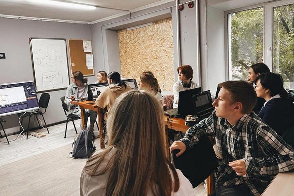     Детали сюжета проекта, над которым работает набольшая команда, держаться в секрете. Фото: Digital Art Studio «Зеленые камнеежки»