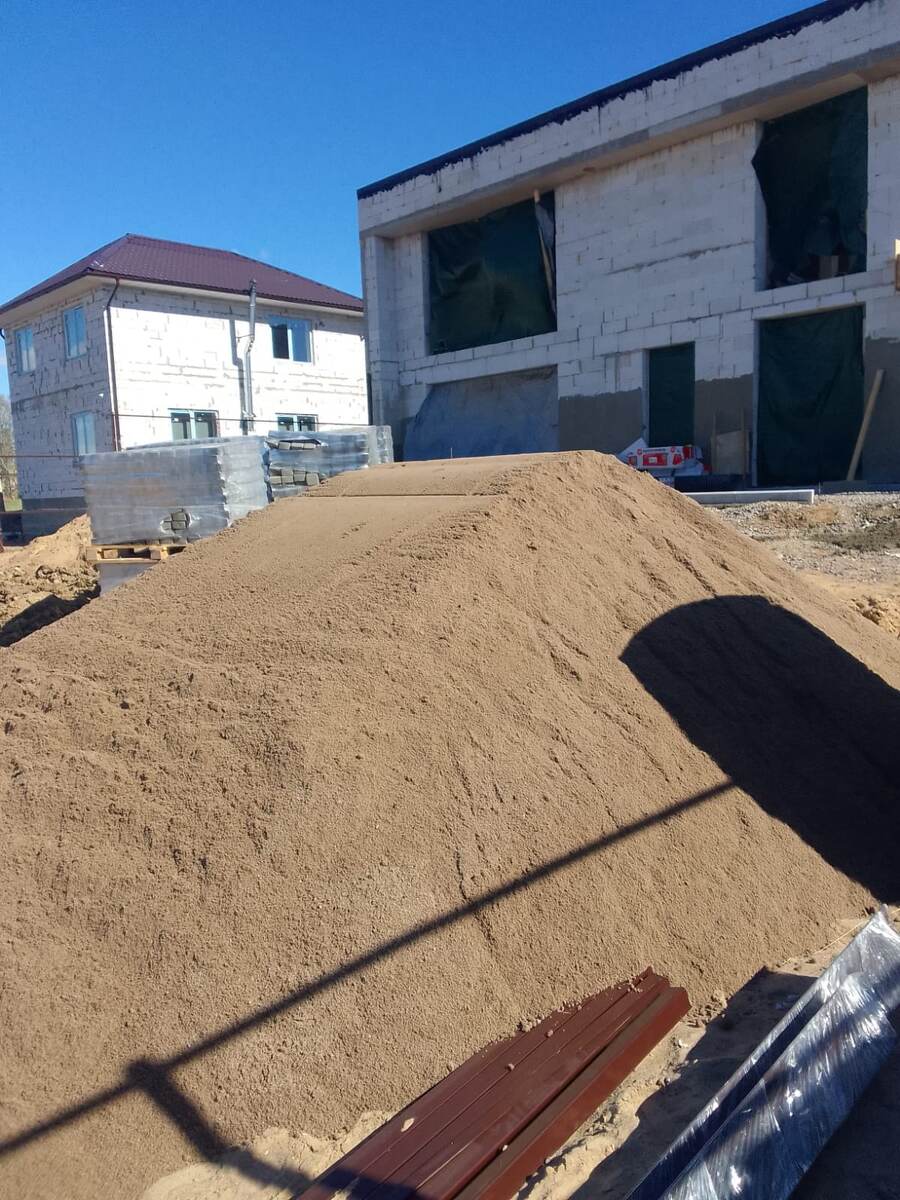 Завезли плодородный грунт 