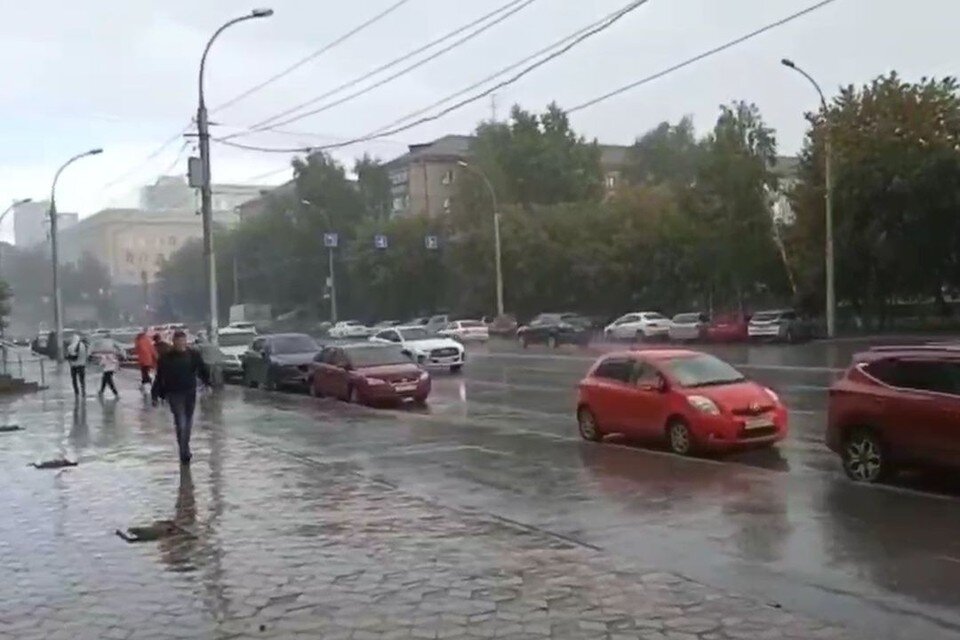     В Новосибирске 22 августа пошел дождь. Фото: стоп-кадр из видео