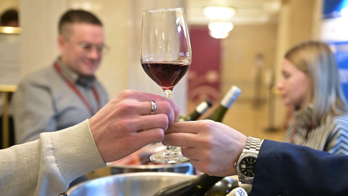    Дегустация вина на первом Российском винодельческом форуме в Москве© РИА Новости / Илья Питалев