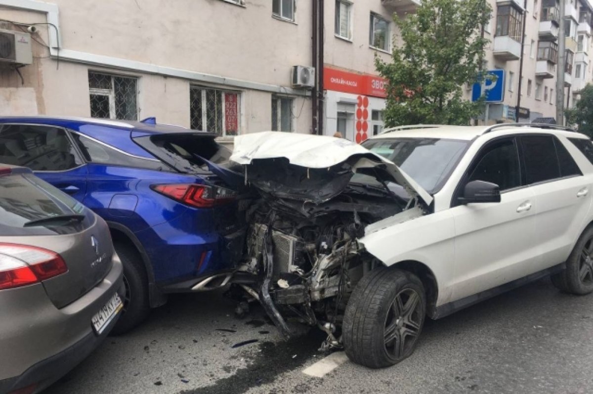    В центре Тюмени из-за массового ДТП с «Мерседесом» перекрыто движение