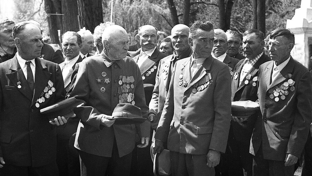 День Победы в ст. Зеленчукской, 1985 г. Снимок сделан фотоаппаратом «Смена-Символ», при диафрагме 1/8, с выдержкой 1/250 сек