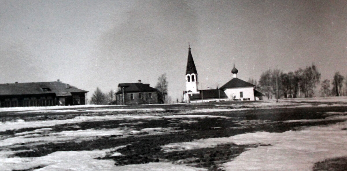 Сельская средняя школа в селе Крест Ярославской области.