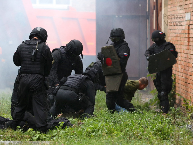 Антитеррористическая тренировка в школе. Задержание оборотней в погонах. ФСБШНИК. Липовый ФСБШНИК.