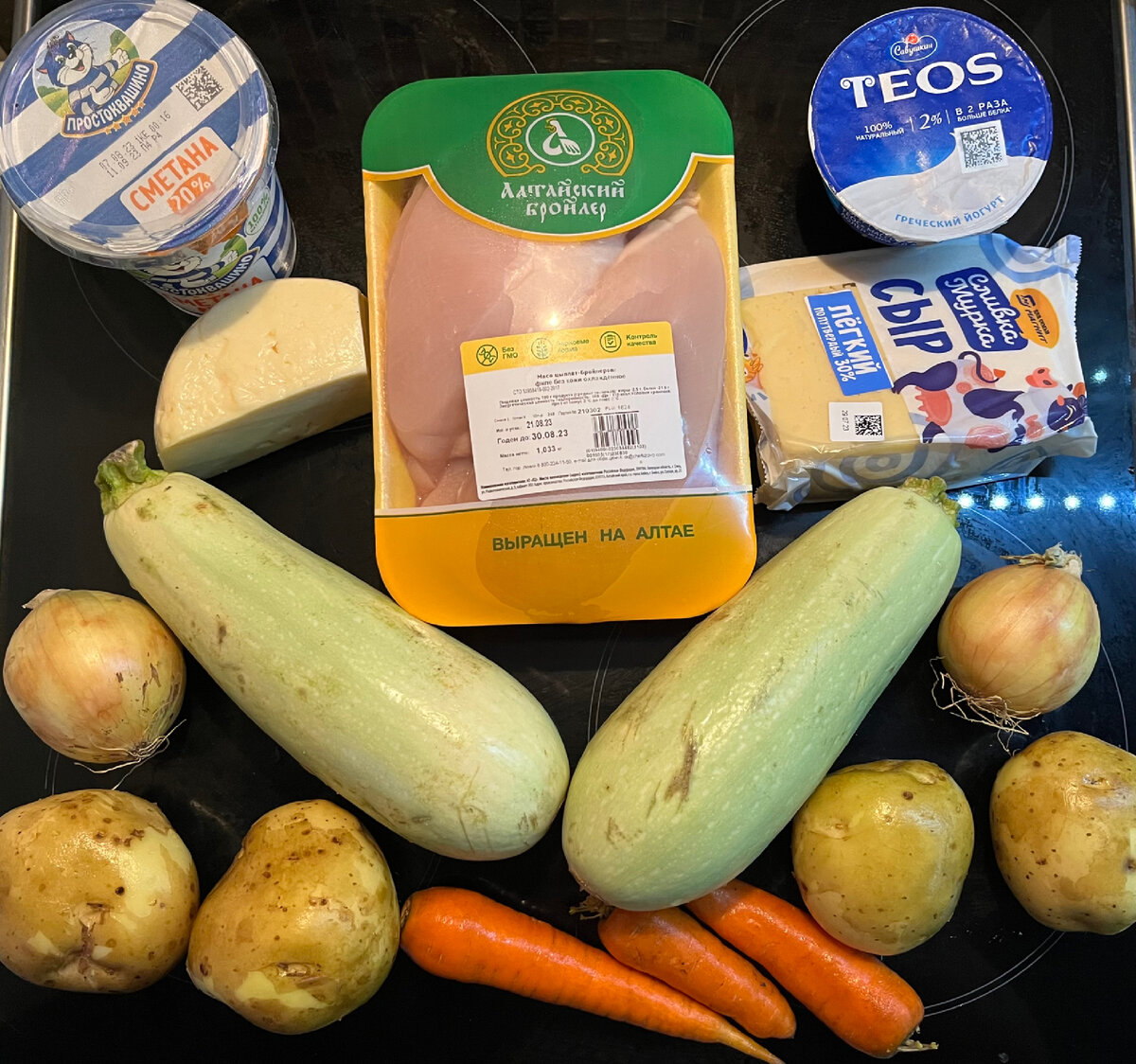 Справа ингредиенты для моей запеканки - греческий йогурт и легкий сыр 30% жирности, слева для мужа и сына - сметана и сыр обычный. Овощи и мясо на обе запеканки идут 