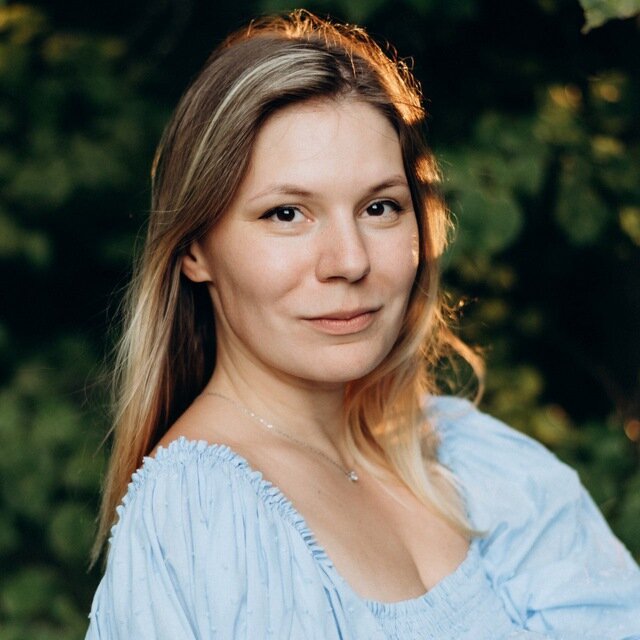 Меня зовут Настя. Я преподаю русский язык более 11 лет и делаю ЕГЭ по русскому языку простым и понятным