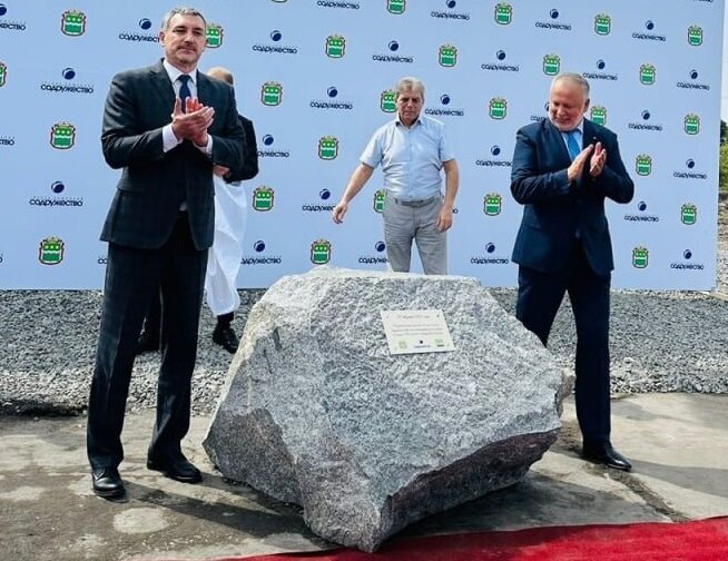 Корпорация развития Дальнего Востока и Арктики (КРДВ ). Губернатор Амурской области Василий Орлов и директор ГК «Содружество» Сергей Соколовский дали старт строительству нового завода