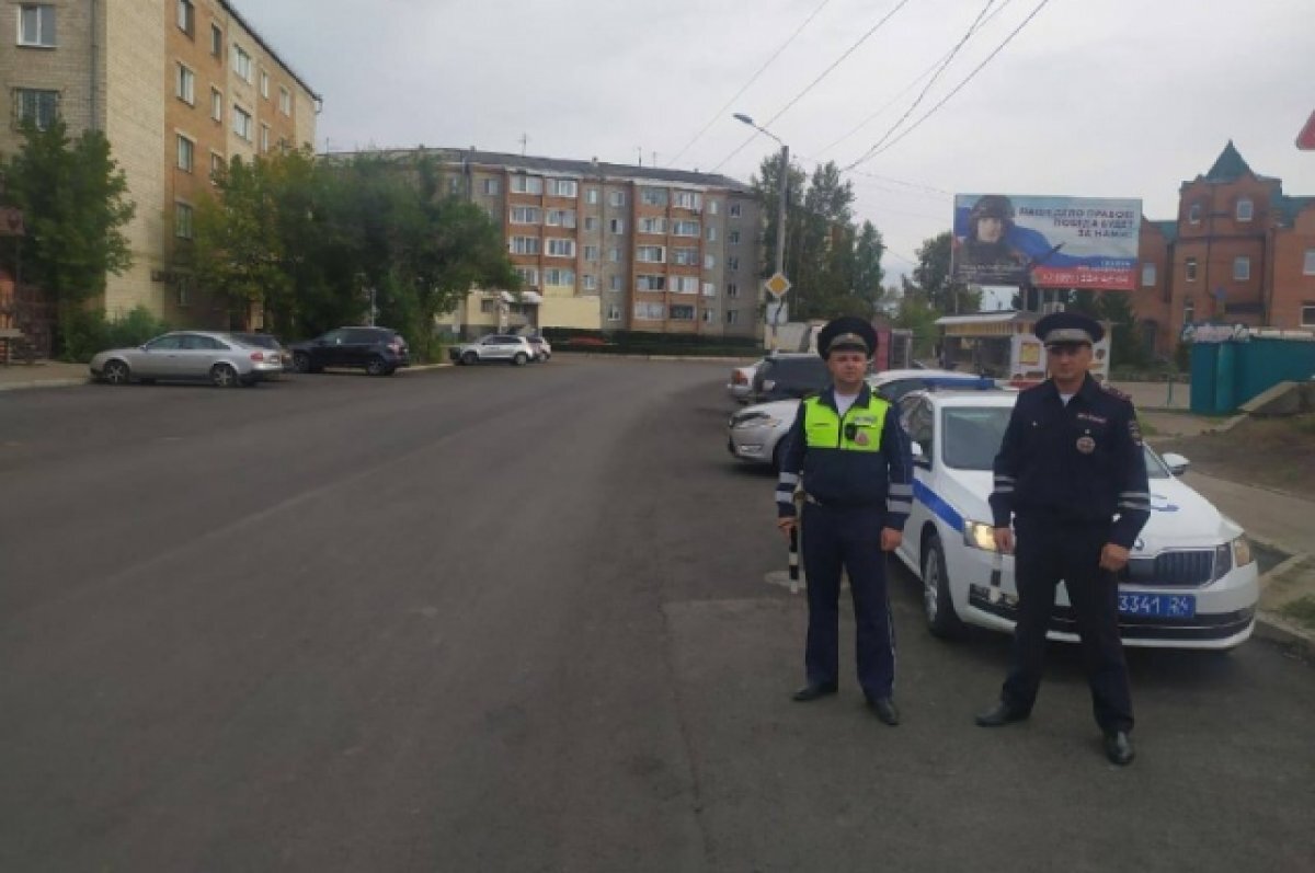    Старший лейтенант Сергей Хетчиков и лейтенант Максим Конобеев.