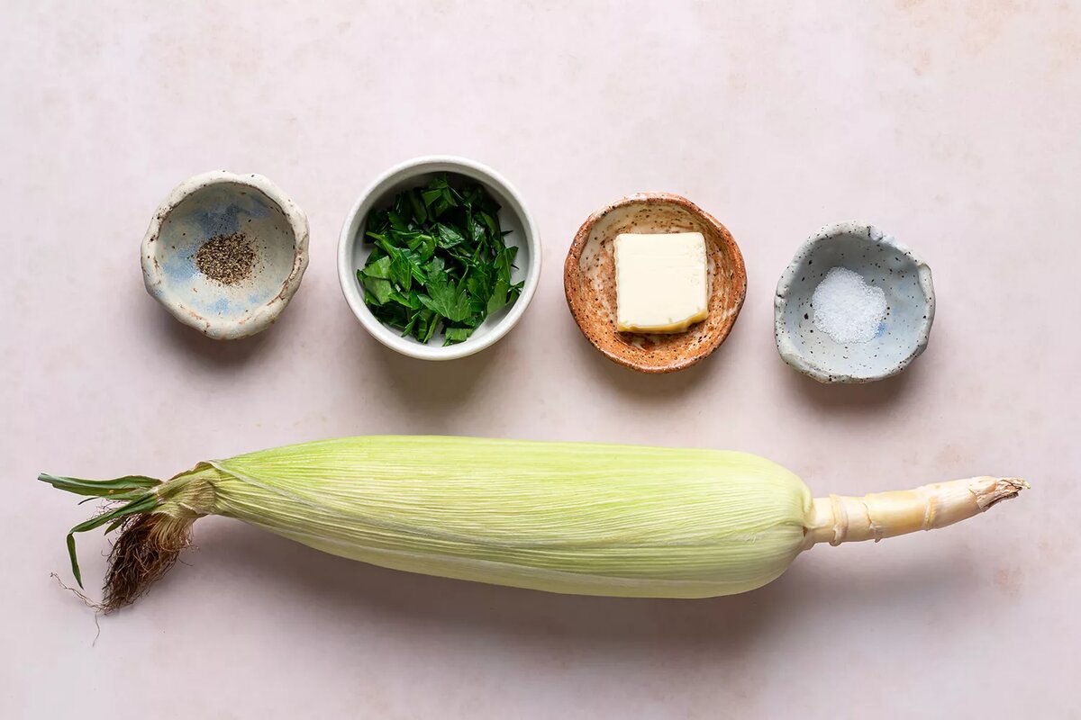 Простые и ароматные ингредиенты для приготовления сочной кукурузы  Фото: thespruceeats.com