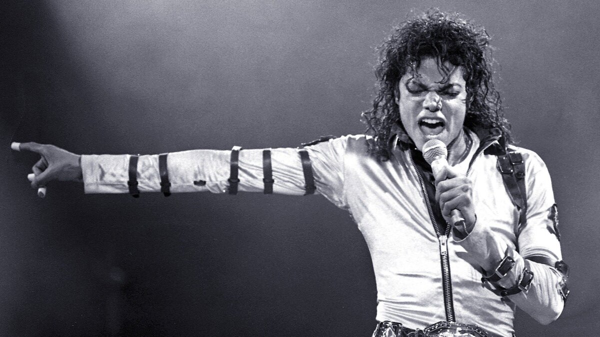Поет песни майкла джексона. Michael Jackson фото.