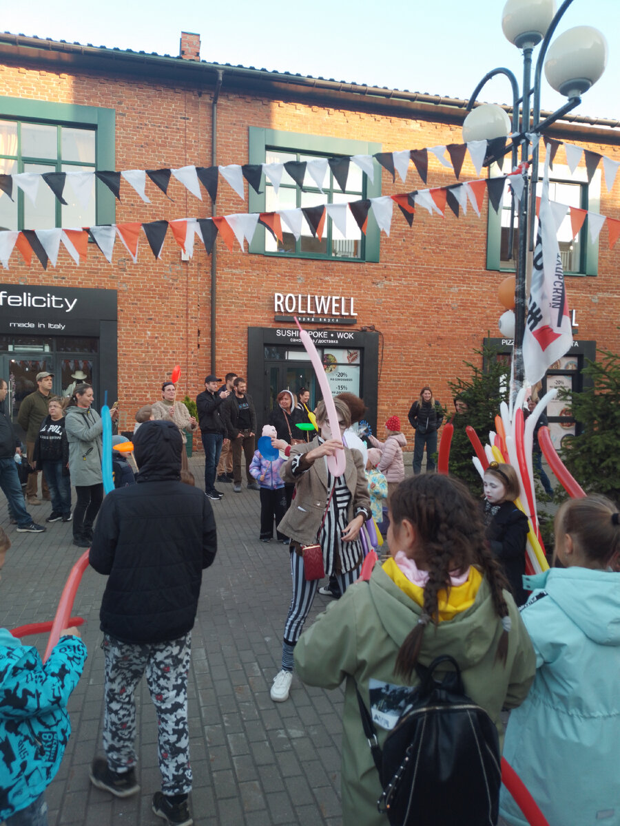 По уже сложившейся традиции, в Туле,  в дни города проходит "Театральный дворик".  В этом году- это уже XV Международный фестиваль уличных театров. 9/09/2023. 16:00.-48