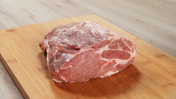 Буженину из свиной шеи готовят многие. Но попробуйте сделать из этого замечательного мяса рулет. Начинку выбирайте по вкусу. У меня сегодня она состоит из шампиньонов, лука.