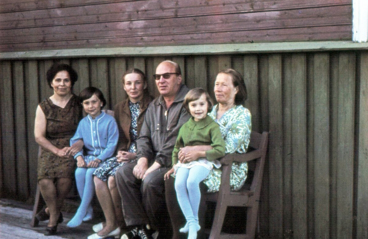 Юрий Казаков с супругой (слева) в деревне Лопшеньга с местными жителями в начале 70-х