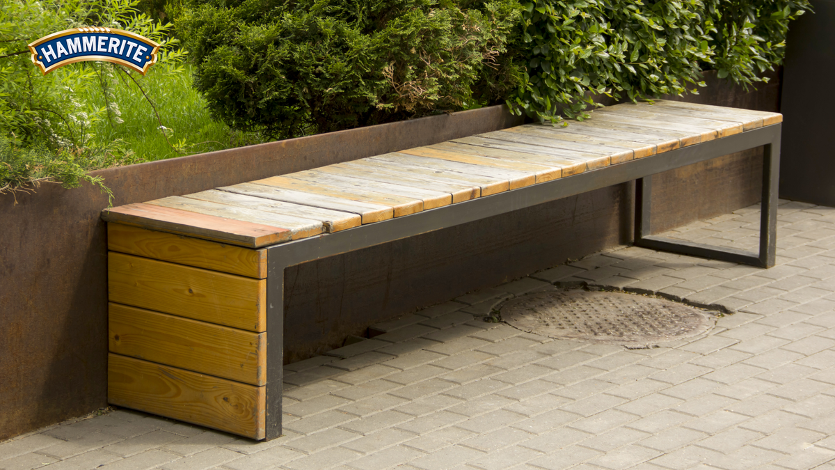 Лавка с металлической опорой с деревянным сиденьем