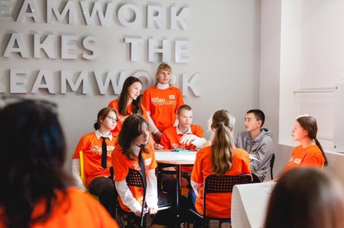    Подростки учатся оформлять и защищать проекты, посвященные социальным проблемам.