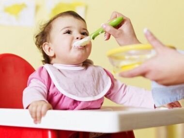 Прикорм в 5 месяцев: какие продукты можно предлагать малышу