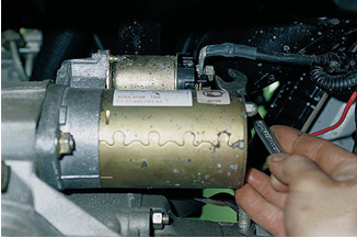 Почему двигатель захлебывается при нажатии на педаль газа?